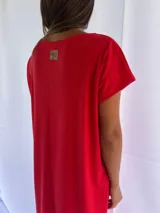 Vestido gris de morley de algodón, corte recto y mangas cortas.