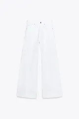 Pantalón de jean blanco, de tiro medio y corte wide leg, con cinco bolsillos y costuras laterales marcadas.
