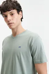 Remera verde con escote en V y logo bordado en el pecho.