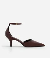 Zapato de tacón color marrón con punta fina, tira fina con hebilla lateral para cierre y tacón fino.