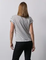 Blusa de Catherine Malandrino con estampado a rayas horizontales en blanco y gris, con apliques de botones dorados en los hombros y mangas cortas con dobladillo.