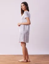 Camisón corto de tejido soft con estampado de rosas azules, escote redondo con ribete gris y mangas cortas.