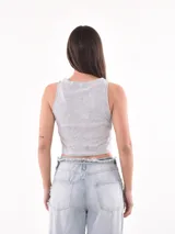 Musculosa gris con estampado de una escena de playa con una palmera y el texto "Sunshine Surf".