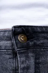 Minifalda de jean color gris oscuro con bolsillos cargo laterales.