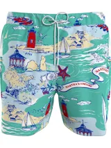 Short de baño celeste con estampado de motivos náuticos en rojo, blanco y azul.