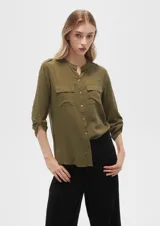 Camisa de viscosa con estampado floral en tonos azul, beige y blanco. Tiene cuello mao, mangas largas y bolsillos en el pecho.