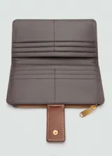 Billetera marrón con estampado geométrico, forro interior, logo en relieve, cierre de cremallera, cierre de botón a presión y múltiples ranuras para tarjetas.