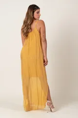 Vestido largo de seda color azul con tirantes finos y ajustables, con tajos a los costados y forro más corto.