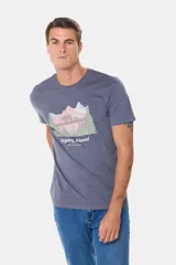 Remera gris de manga corta con cuello redondo y estampado de paisaje de montaña con osos y pinos. Incluye el texto "legacy brand get elevated".