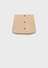 Minifalda color beige con botones plateados al frente y cierre lateral invisible.