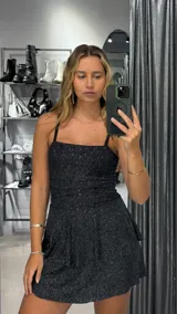 Vestido corto negro con lurex plateado, escote cuadrado y breteles finos.