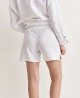 Short celeste de lino con cintura elástica.