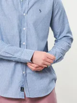 Camisa de vestir a rayas verticales azules y blancas, corte slim fit, con cuello abotonado y logo bordado en el pecho.