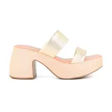 Sandalias de plataforma con taco ancho, color beige y tiras doradas.