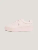 Zapatillas bajas de plataforma Tommy Hilfiger color rosa pálido, confeccionadas en piel nobuk. Presentan cordones, puntera redonda, suela de goma y logo distintivo de la marca en el lateral.