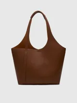 Bolso tipo shopper grande color marrón con textura granulada. Tiene un compartimento principal con cierre magnético y un bolso interior extraíble con cierre de cremallera. El asa de hombro tiene una hombrera y el logo está grabado.