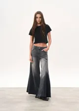 Pantalón de jean color crudo, de corte mega wide leg y tiro alto.