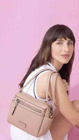 Bandolera color beige con correa extensible, cierre principal y bolsillos interiores, un bolsillo frontal, un bolsillo posterior y bolsillos laterales.