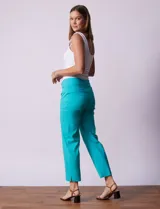 Pantalón de vestir color turquesa, marca Zac & Rachel, corte recto y largo al tobillo.