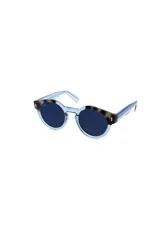 Lentes de sol con montura de diseño atemporal y colores combinados, garantizan protección UV 100%.