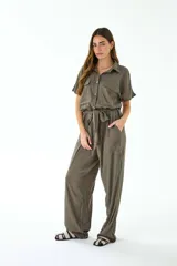Mono largo color verde militar, con cuello camisero, mangas cortas, cierre frontal con botones y cinturón de lazo en la cintura.