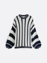 Sweater amplio de lana con rayas verticales azul marino y blanco. Tiene cuello redondo y mangas largas.