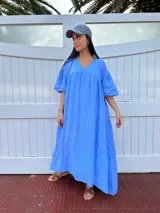 Vestido largo rojo de lino, con escote en V y corte en forma de U debajo del busto. De corte amplio y mangas cortas.