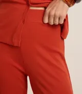 Pantalón pantalona azul marino de ribana con textura acanalada y cintura elástica.