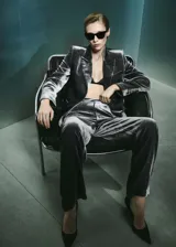 Pantalón de terciopelo gris, de corte recto y tiro alto.