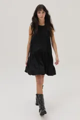 Vestido corto negro de lino, corte evasé, sin mangas y con escote redondo.