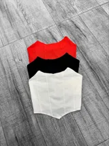 Corset de bengalina disponible en tres colores: rojo, negro y blanco, con corte ajustado y diseño elegante.