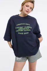 Remera azul marino con estampado de texto en verde.