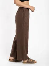 Pantalón de tiro medio, corte recto, color marrón oscuro. Confeccionado en una mezcla de lino y viscosa.