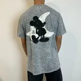 Remera gris con efecto acid wash y estampado de Mickey Mouse sobre una luna creciente.