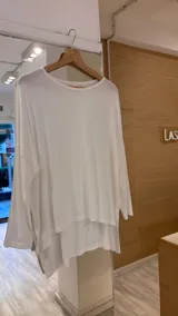 Remerón blanco de manga larga confeccionado en morley y viscosa.