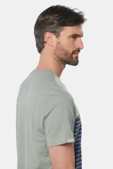 Remera celeste con rayas horizontales blancas y azules.