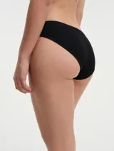 Bombacha tiro bajo color lila, de tejido acanalado y corte clásico.