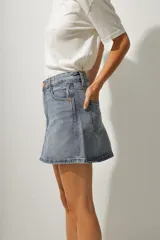 Minifalda de jean celeste con bolsillos delanteros y traseros.