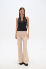 Top negro sin mangas de poliamida, con frunces, corte al cuerpo y escote halter profundo.
