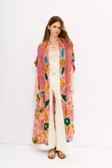 Kimono largo de viscosa color rosado con estampado floral en tonos celeste, amarillo y verde.