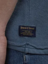 Sweater de micropolar azul con cuello redondo y mangas largas.