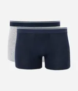 Kit de dos calzoncillos bóxer para hombre, confeccionados en media malla de algodón. Incluye un bóxer liso azul marino y otro gris con estampado de lunares. Ambos tienen cintura elástica con detalle de doble línea en contraste.