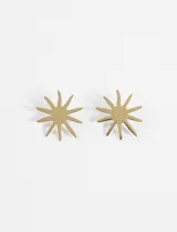 Par de caravanas plateadas de acero quirúrgico hipoalergénico con forma de estrella irregular.