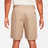 Short color beige de corte chino, con logo de Nike bordado en la pierna izquierda.
