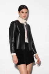 Chaqueta corta de cuero color negro, de corte recto y sin forro.