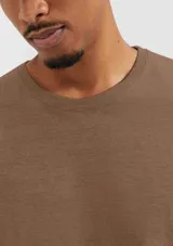 Remera básica de manga corta color gris claro, con cuello redondo.