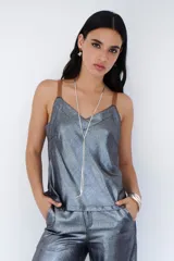 Musculosa de lino con acabado laminado metalizado gris/azul, corte clásico y breteles de cuero color camel.