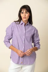 Camisa de manga larga a rayas verticales color violeta y blanco, con cuello clásico y corte recto.