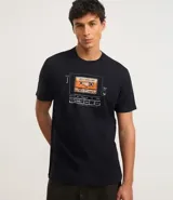 Remera negra de algodón con estampa frontal de una cinta cassette con la leyenda "Best Hits 1984".