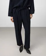 Pantalón de vestir azul marino con textura sutil, tiro alto y cintura elástica ajustable con cordón. Presenta pierna recta y nervio central en el frente.